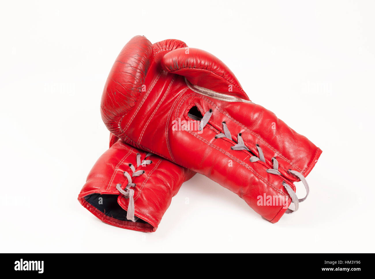 Ancien utilisé des gants de boxe en cuir rouge mettant les mains ensemble,  isolé sur fond blanc Photo Stock - Alamy