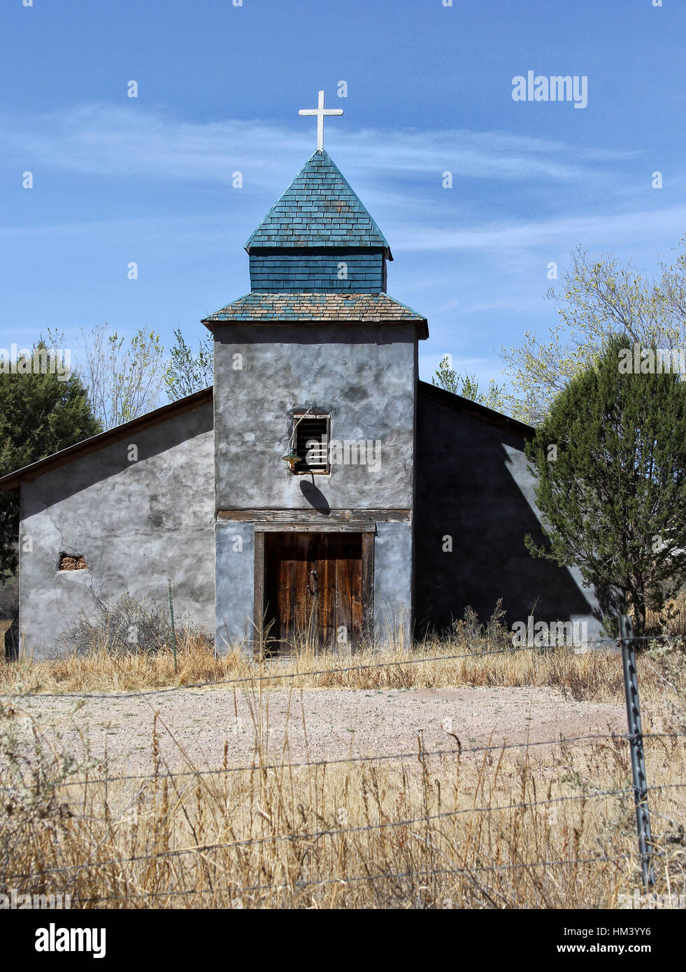 Une fois belle et inspirante, mais maintenant église abandonnée à San Patricio Nouveau Mexique. Bouclée par des barbelés. Banque D'Images