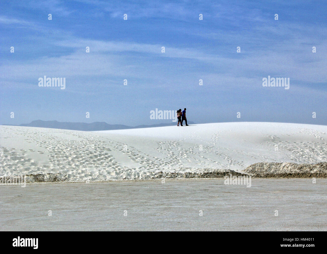 Deux promenades le long des dunes de sable blanc de gypse dans le Monument national le plus important dans le Nouveau Mexique. dunefield de gypse, et une merveille naturelle. Banque D'Images