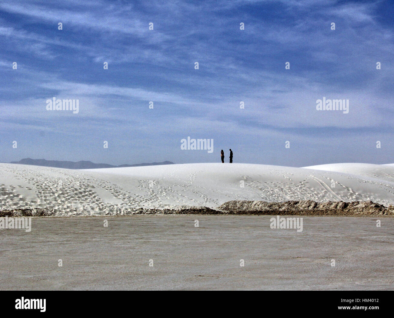 Quelques promenades le long du haut de White Sands National Monument à Alamogordo, Nouveau Mexique. Il est plus grand le gypse. dunefield Banque D'Images