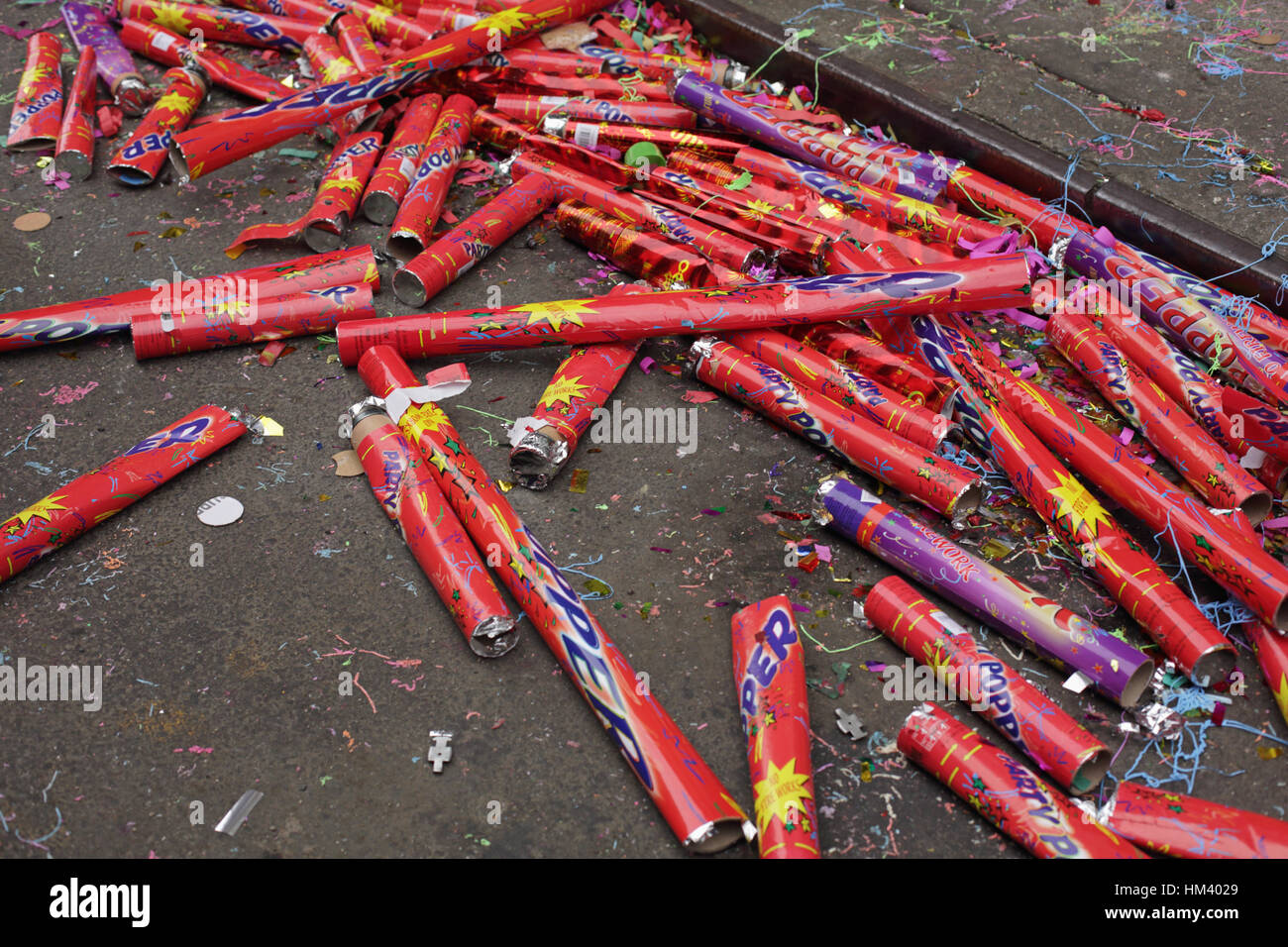 Passé parti géant poppers, des confettis et des paillettes portée par NYC Chinatown street le premier jour du Nouvel An chinois Banque D'Images