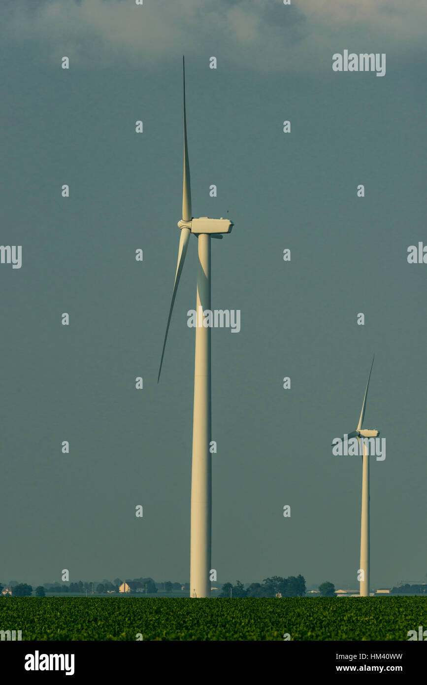 Les générateurs d'énergie éolienne dans la région de Midwest champ agricole. Banque D'Images
