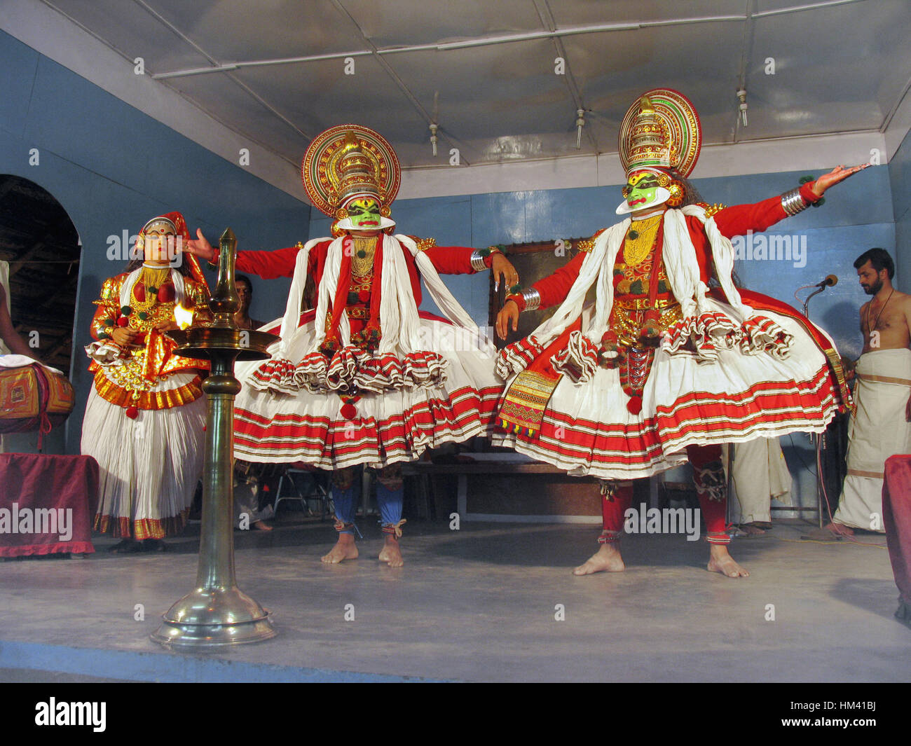 Les danseurs de Kathakali sur scène des histoires de sainte hindoue Ramayana et Mahabharata. Kerala, Inde, Kerala, Inde. Kathakali est l'une des principales formes de Banque D'Images