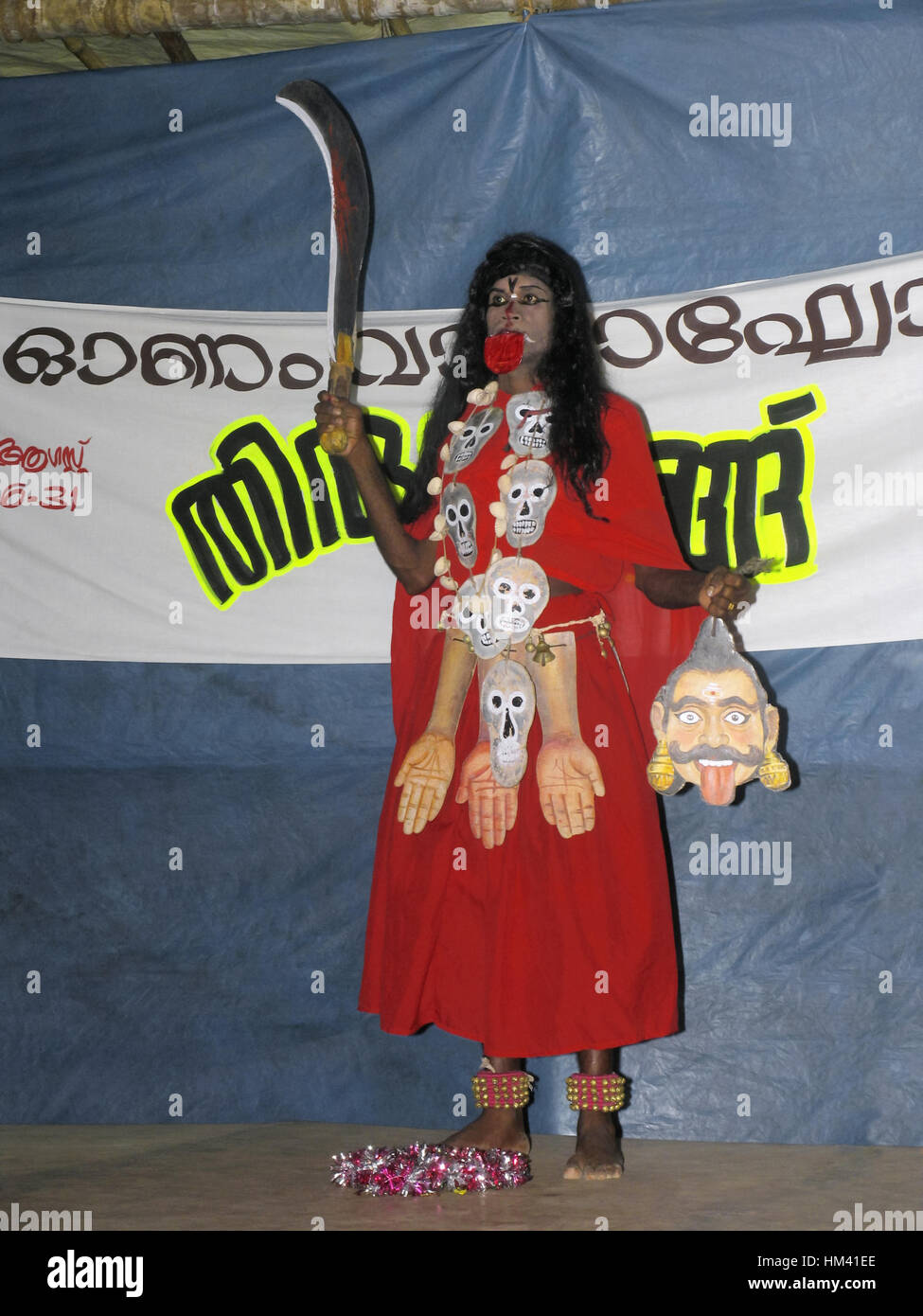 Une danse folklorique pendant Onam festival. Kerala, Inde Banque D'Images