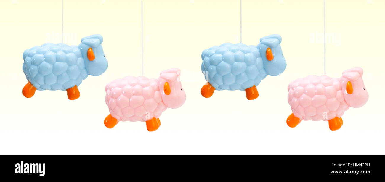 Moutons de couleur pour les nouveau-nés, des jouets pour bébés. Banque D'Images