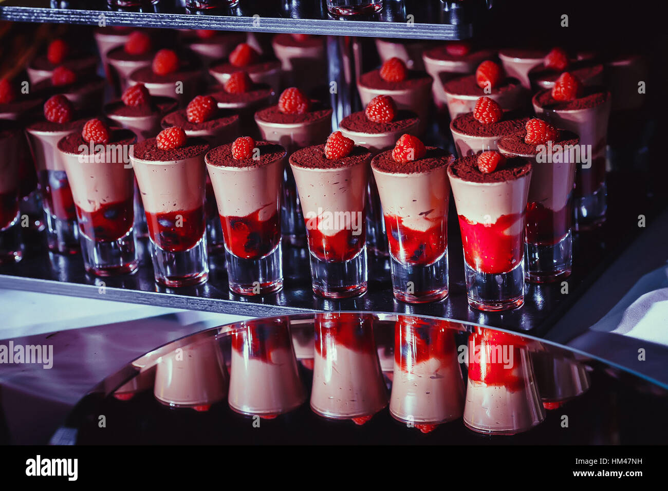 Verycolored avec lunettes dessert rouge Banque D'Images