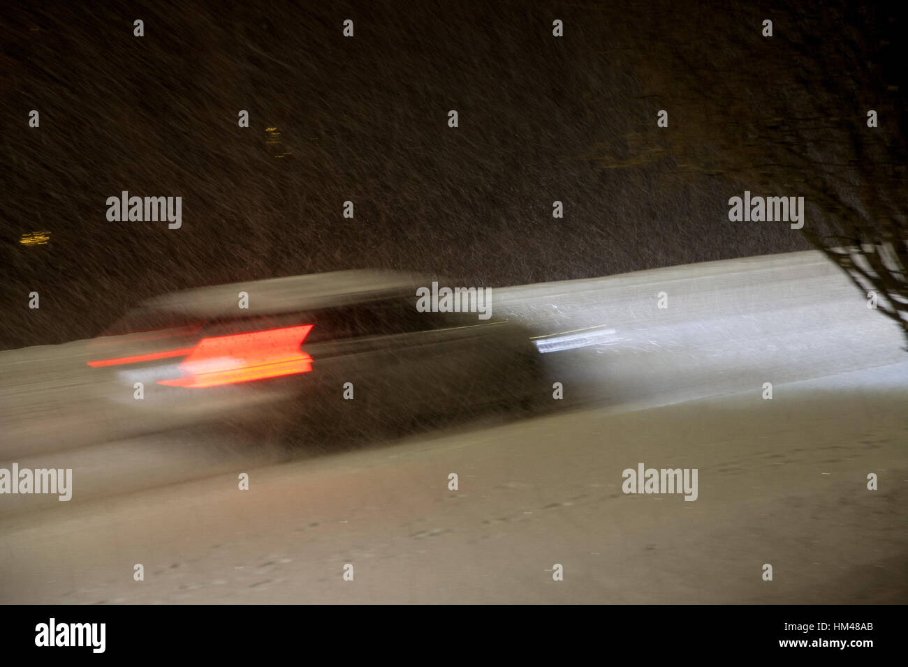 De neige avec des voitures dans la nuit Banque D'Images