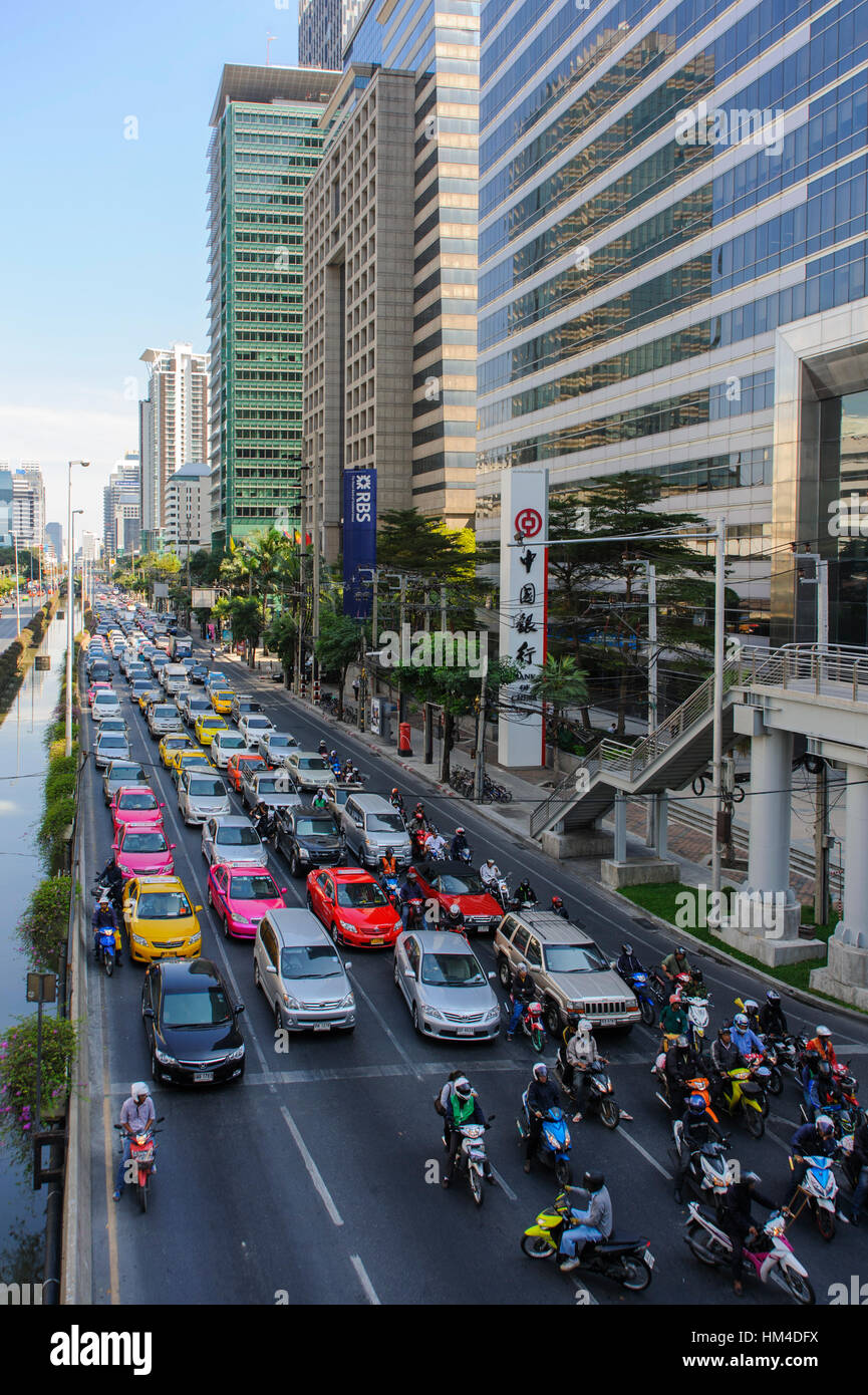 D'attente de circulation à la jonction sur Sathon Road, dans le centre-ville de Bangkok Banque D'Images