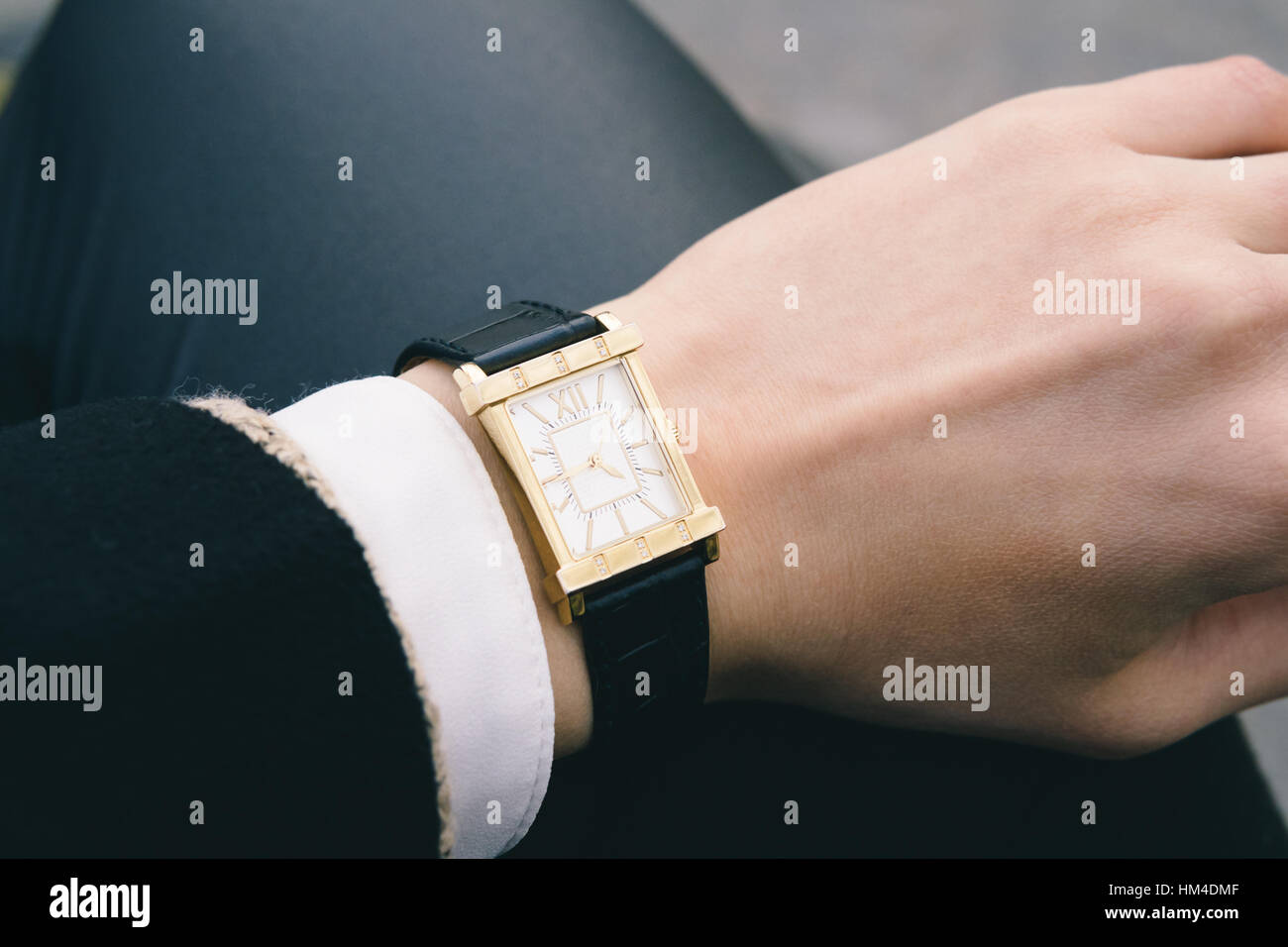 Montre-bracelet classique sur un gros plan main de femme Banque D'Images