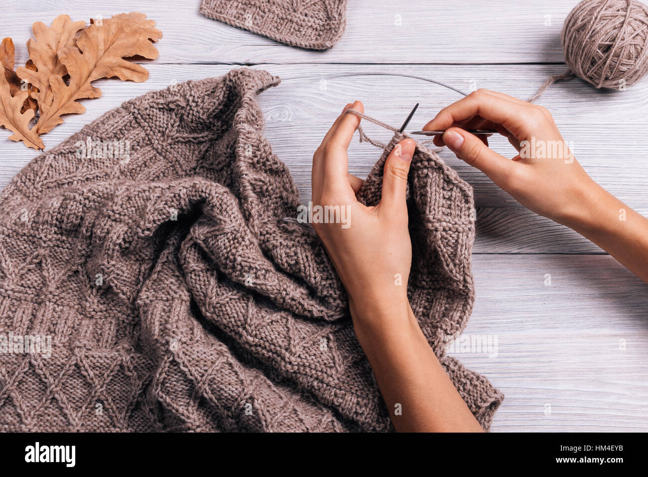 Pull en laine tricoté main de femme, vue du dessus Photo Stock - Alamy