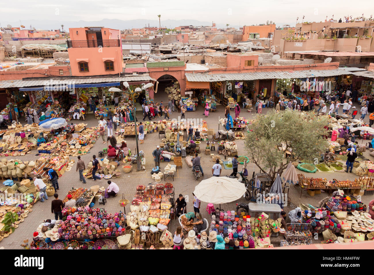 MARRAKECH, MAROC - Apr 28, 2016 : marché berbère dans les souks de Marrakech Banque D'Images
