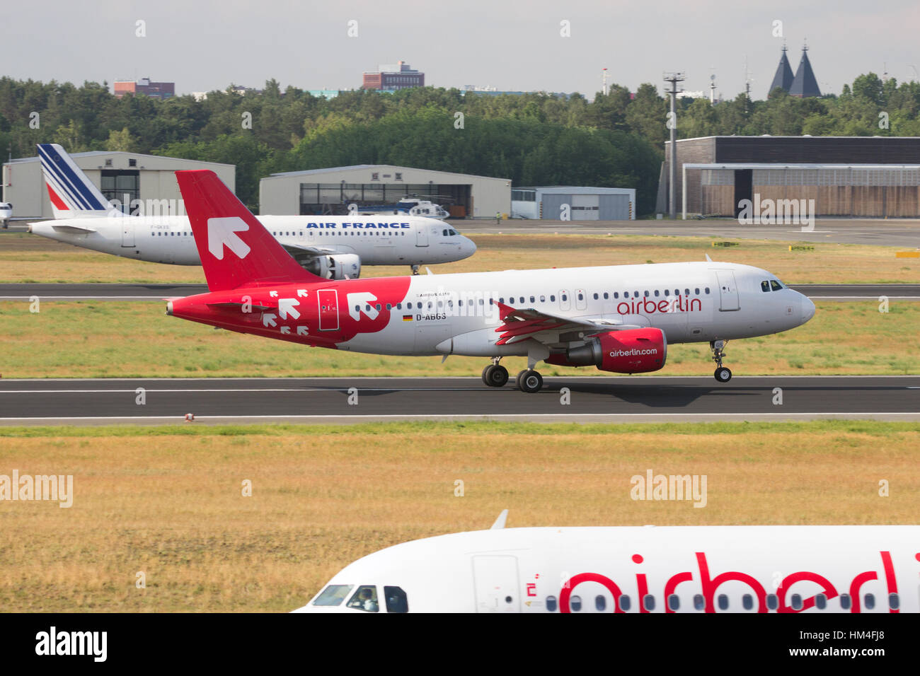 BERLIN - 1 juin 2016 : AirBerlin Airbus A319 décolle de l'aéroport de Berlin-Schoneveld Banque D'Images