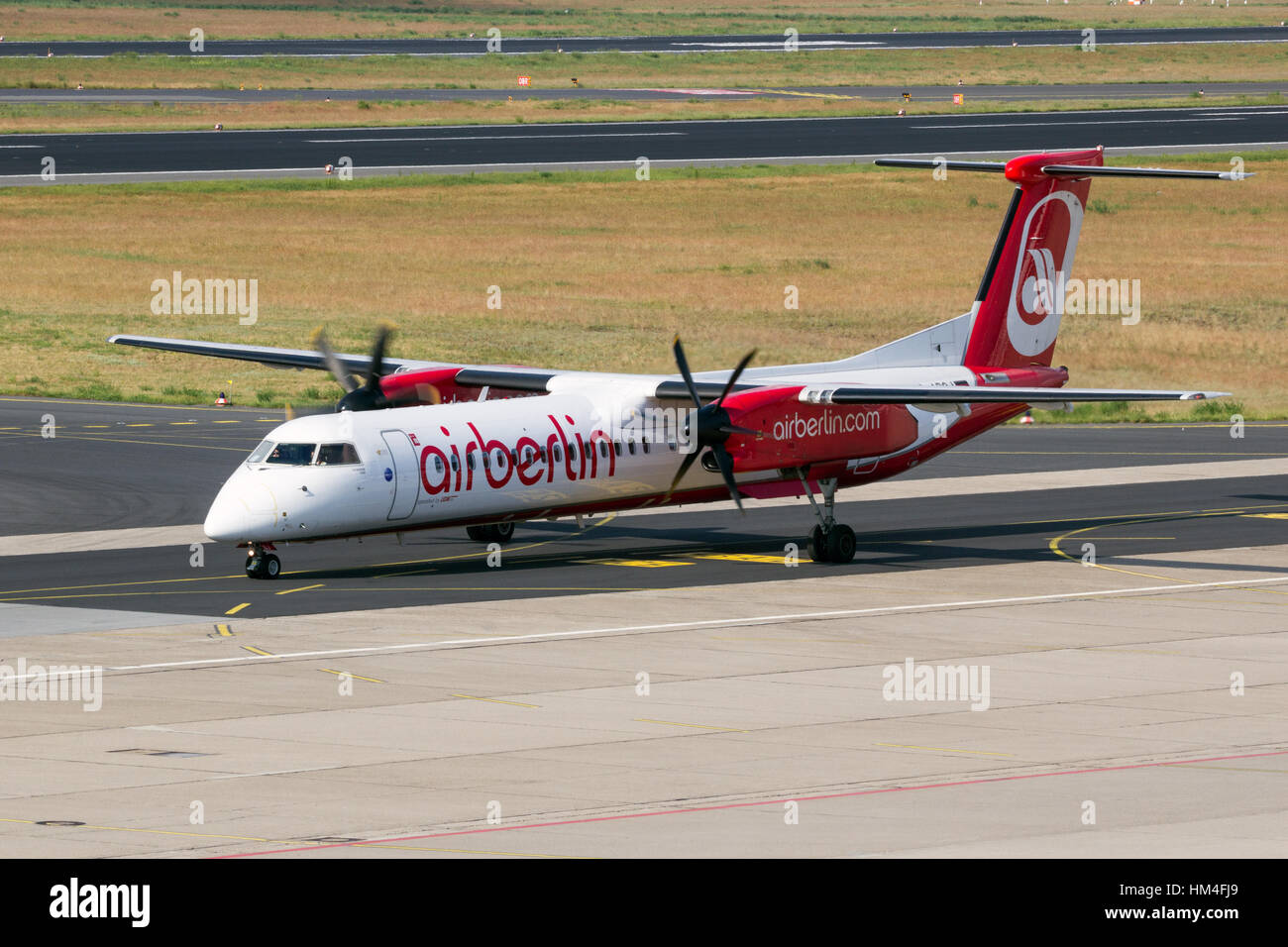 BERLIN - 1 juin 2016 : Bombardier Q400 d'AirBerlin taxiing avant le décollage à l'aéroport de Berlin-Tegel Banque D'Images