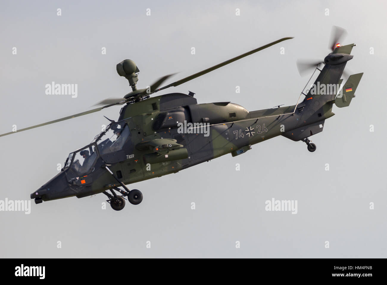 BERLIN - Jun 2, 2016 : La Force aérienne allemande Eurocopter EC665 Survol d'hélicoptère d'attaque Tigre sur Berlin-Schoneveld airport Banque D'Images