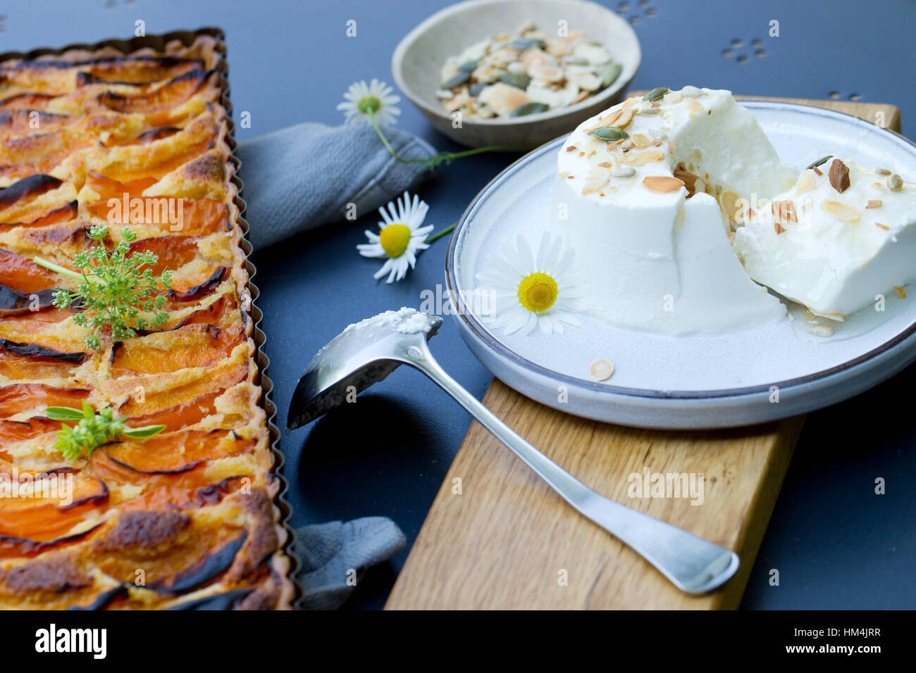 Tarte au fromage cottage et aux abricots Banque D'Images