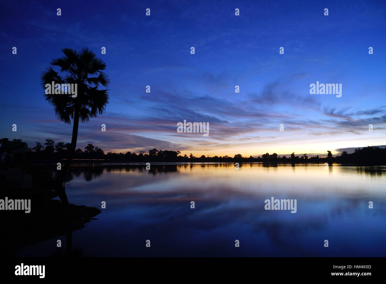 Lever du soleil à l'un des nombreux lacs dans la province de Siem Reap Angkor Cambodge Banque D'Images