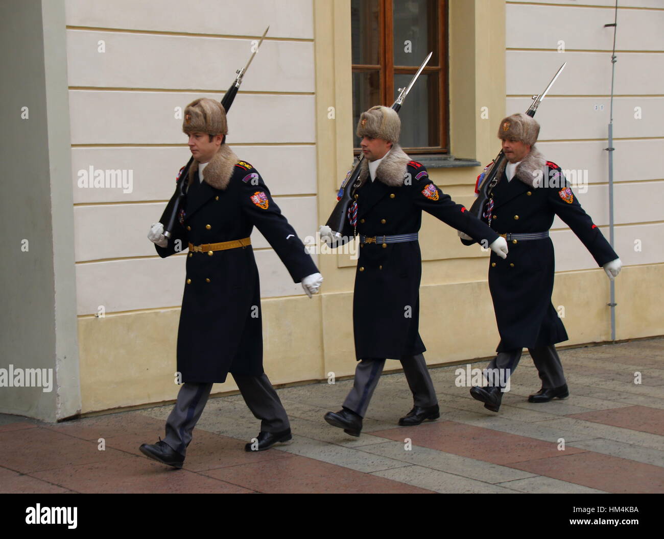 Les gardes en uniforme au Château de Prague la marche pour leurs postes de garde libre au format paysage Banque D'Images