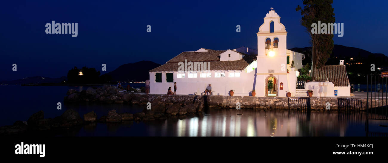 Le monastère de Panagia Vlahernon sur Vlachernes Island (Île de la souris) au large de la péninsule de Kanoni, île de Corfou, Grèce. Banque D'Images