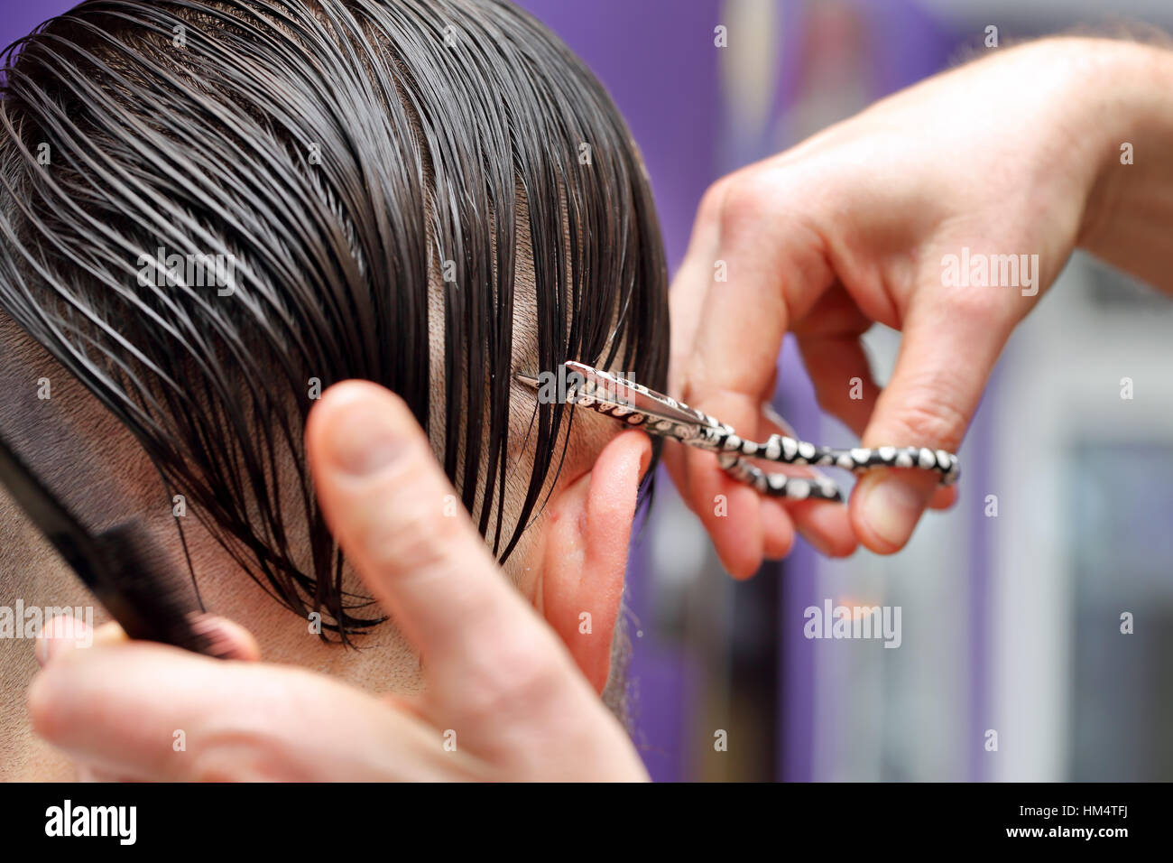 Coiffure cheveux coupe avec des ciseaux Banque D'Images