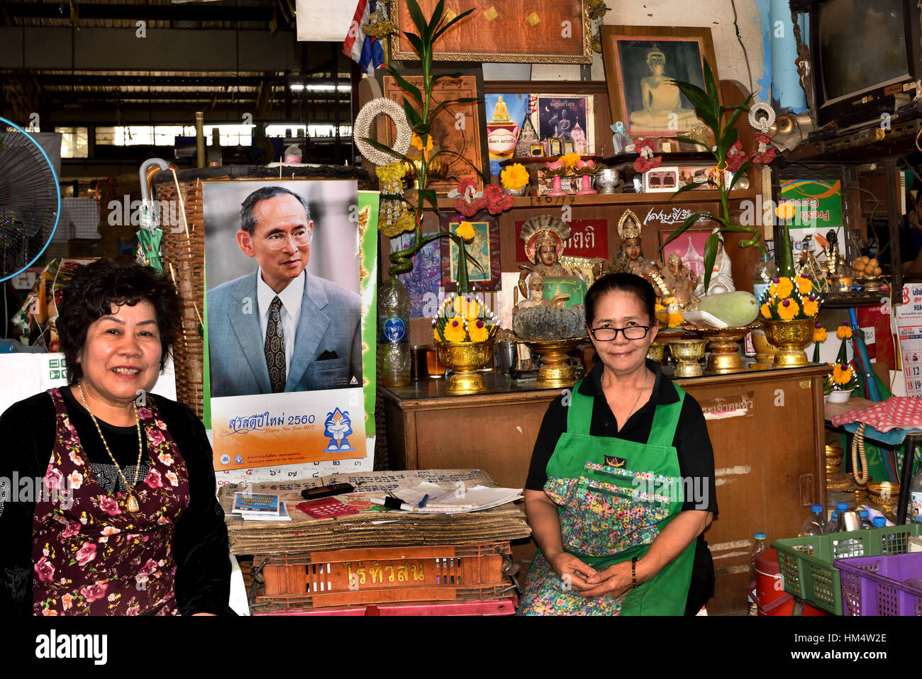 Portrait du roi Bhumibol Adulyadej de Thaïlande 1927 - 2016 ( Le Roi Rama IX ) Bangkok Thaïlande Pak Khlong Talat Thai Marché aux Fleurs Banque D'Images