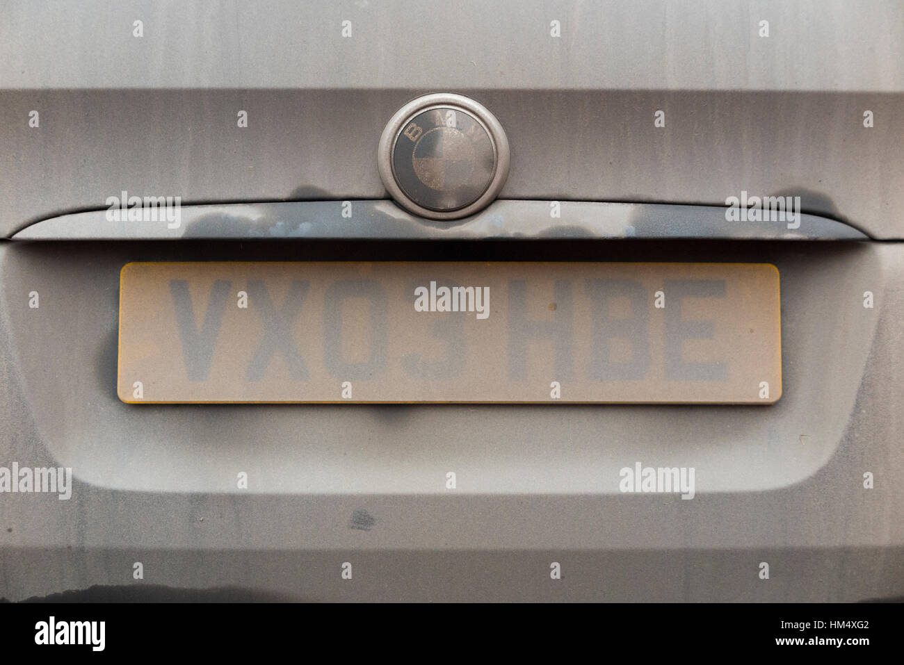 Une sale obscure partiellement obscurci / numéro d'enregistrement sur la plaque d'une voiture. UK Banque D'Images