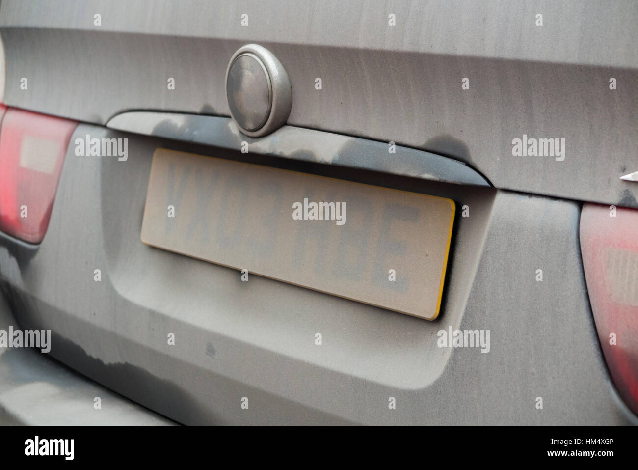Une sale obscure partiellement obscurci / numéro d'enregistrement sur la plaque d'une voiture. UK Banque D'Images