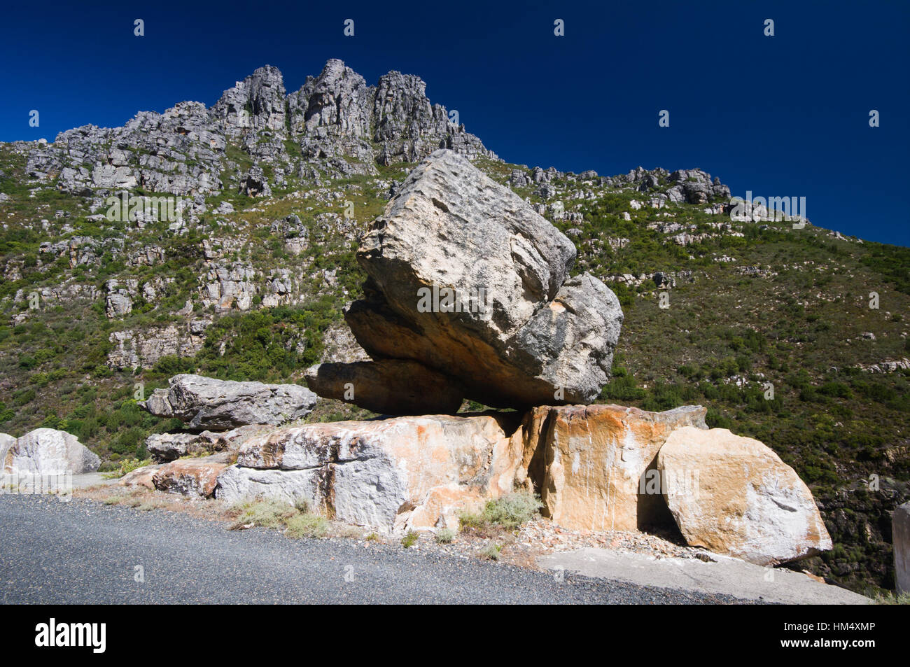 Route sinueuse à travers rocky boutures en bain's Kloof Pass, près de Wellington, Western Cape, Afrique du Sud. Banque D'Images