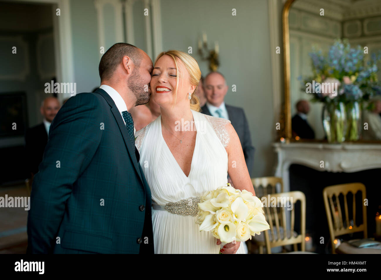 Regarder un couple de joie le jour de leur mariage en tant qu'ils sont mariés à Sussex, UK. Banque D'Images