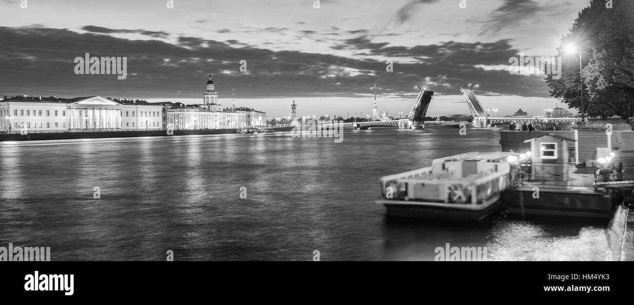 Le faux Palace bridge à nuits blanches dans la ville de St.-Petersburg , noir et blanc Banque D'Images