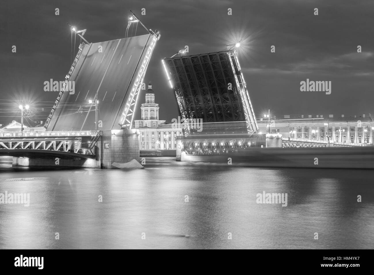 Le faux Palace bridge à nuits blanches dans la ville de St.-Petersburg , noir et blanc Banque D'Images