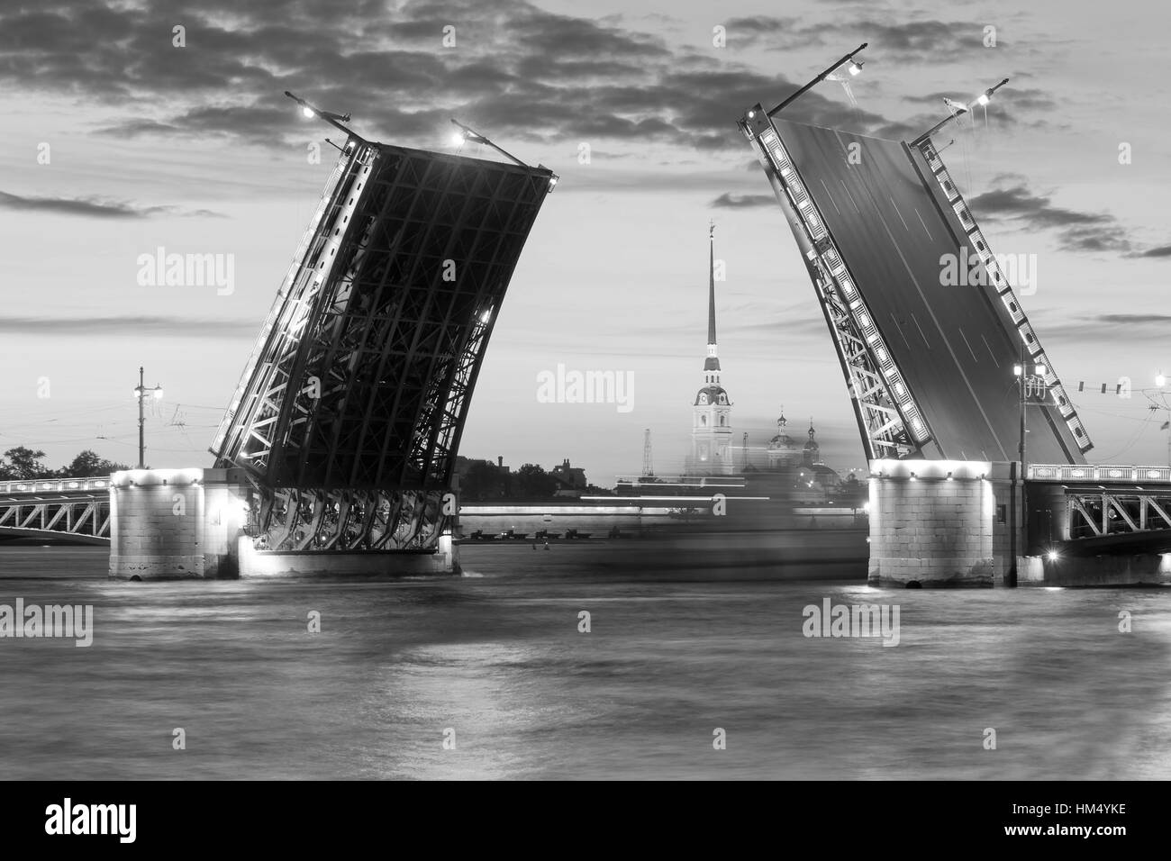 Le faux Palace bridge à nuits blanches dans la ville de St.-Petersburg , noir et blanc Banque D'Images