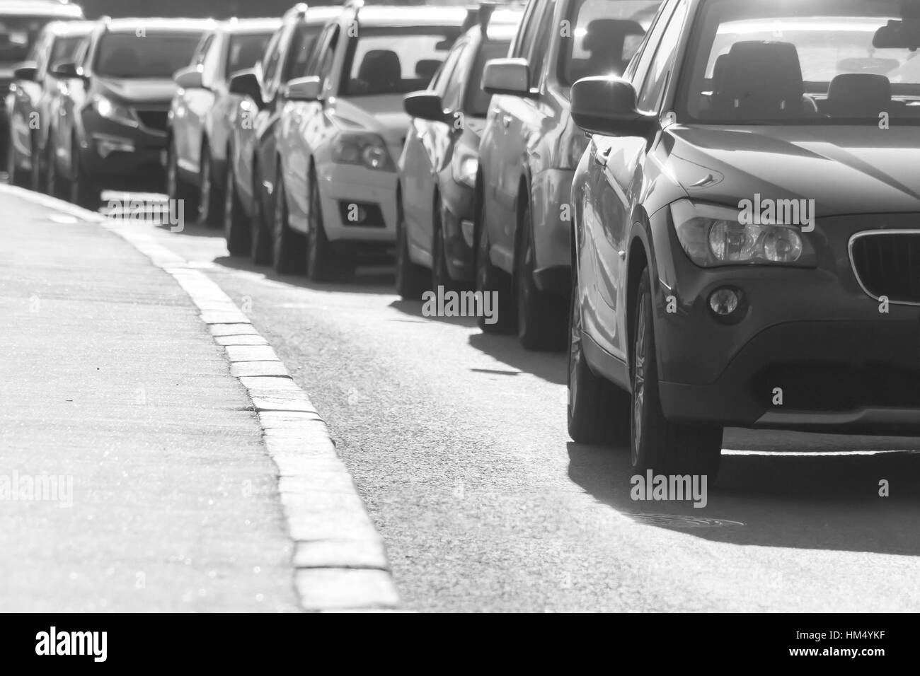 Embouteillage sur la route de campagne et claire journée d'été , image noir et blanc Banque D'Images
