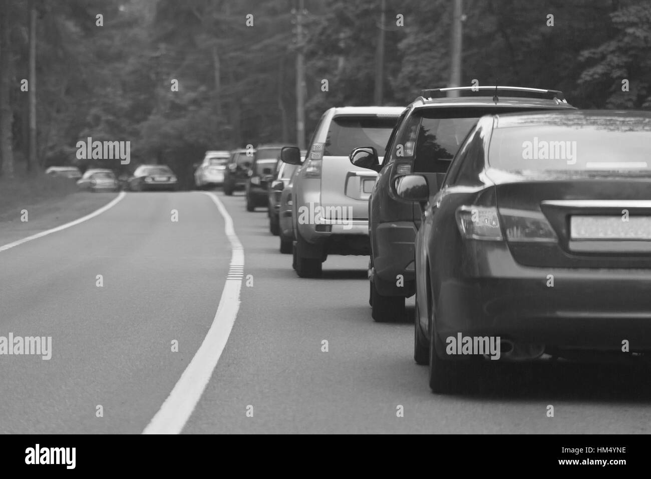 Embouteillage sur la route de campagne et claire journée d'été , image noir et blanc Banque D'Images