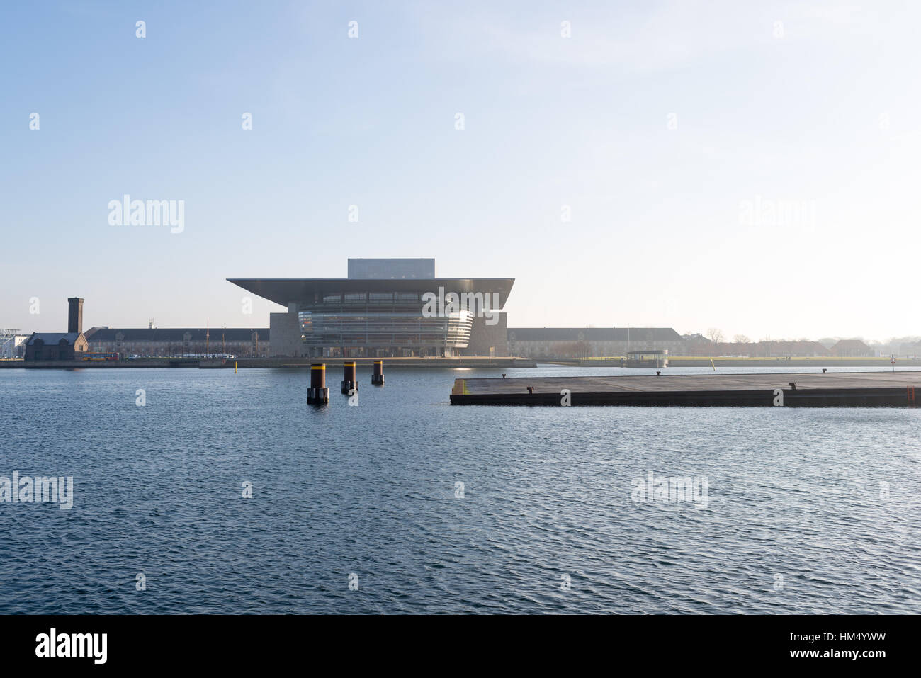 L'Opéra à travers l'eau, Copenhague, Danemark Banque D'Images