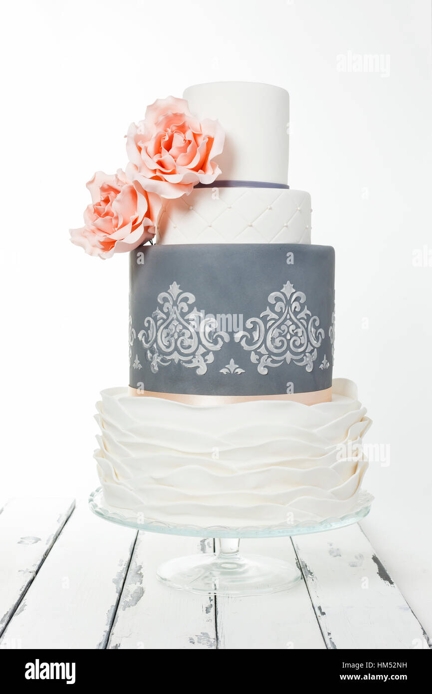 Belle weddingcake gris et blanc avec des roses rose et motif Banque D'Images