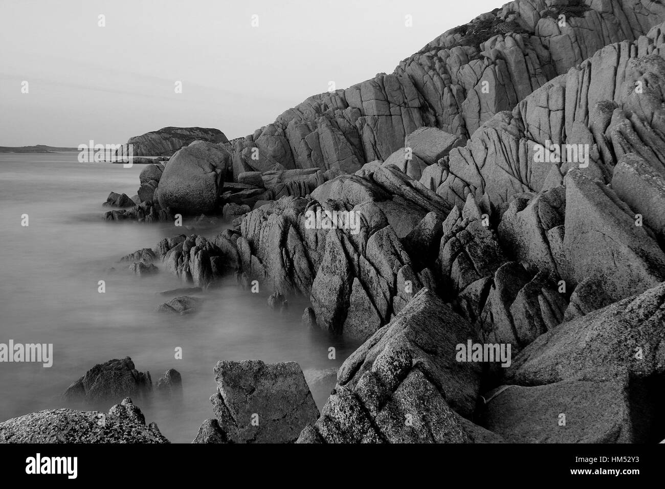 Les roches de granit, coucher de rivage à Fionnophort village, Son de l'île de Mull, Iona, Ecosse, Grande-Bretagne, Royaume-Uni Banque D'Images