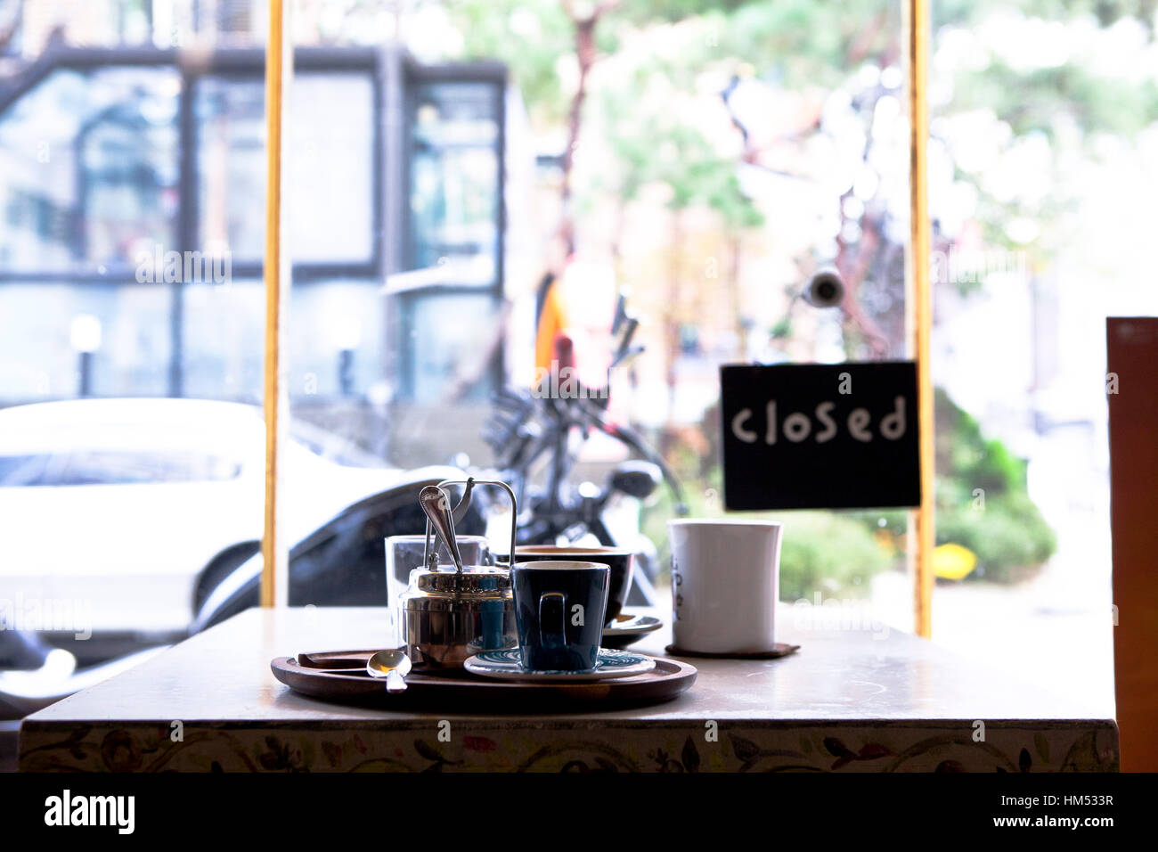 C'est un cafe paysage. Une tasse en verre vide est placé sur le panier table. Les environs sont décorées avec des éléments de café. Banque D'Images