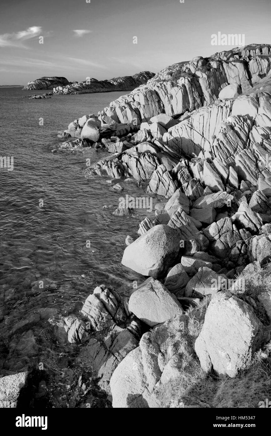 Les roches de granit, coucher de rivage à Fionnophort village, Son de l'île de Mull, Iona, Ecosse, Grande-Bretagne, Royaume-Uni Banque D'Images