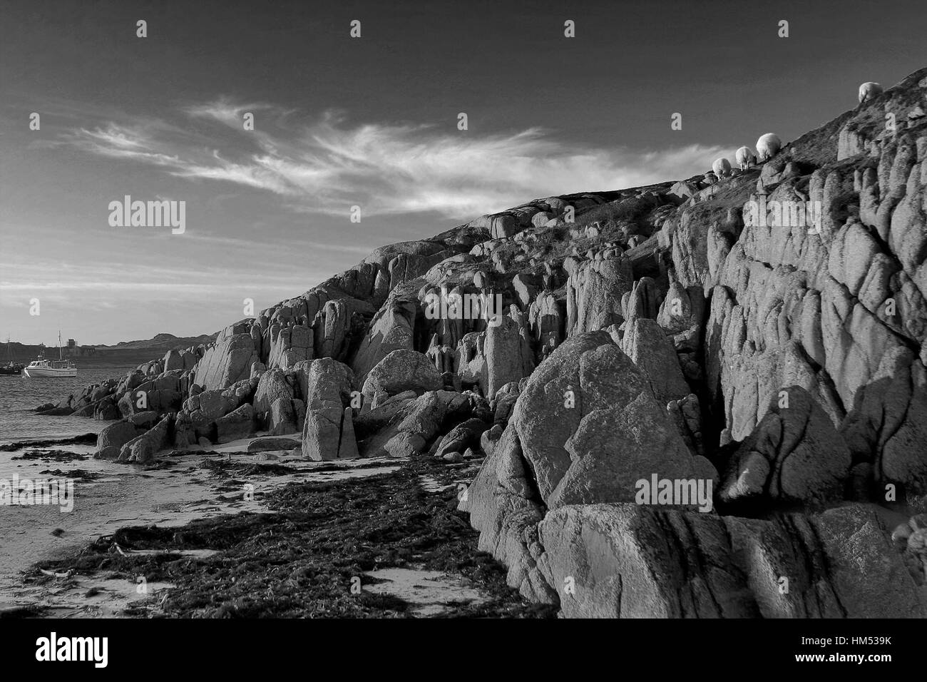 Les roches de granit, coucher de rivage à Fionnophort village, Son de l'île de Mull, Iona, Ecosse, Grande-Bretagne, Royaume-Uni Banque D'Images