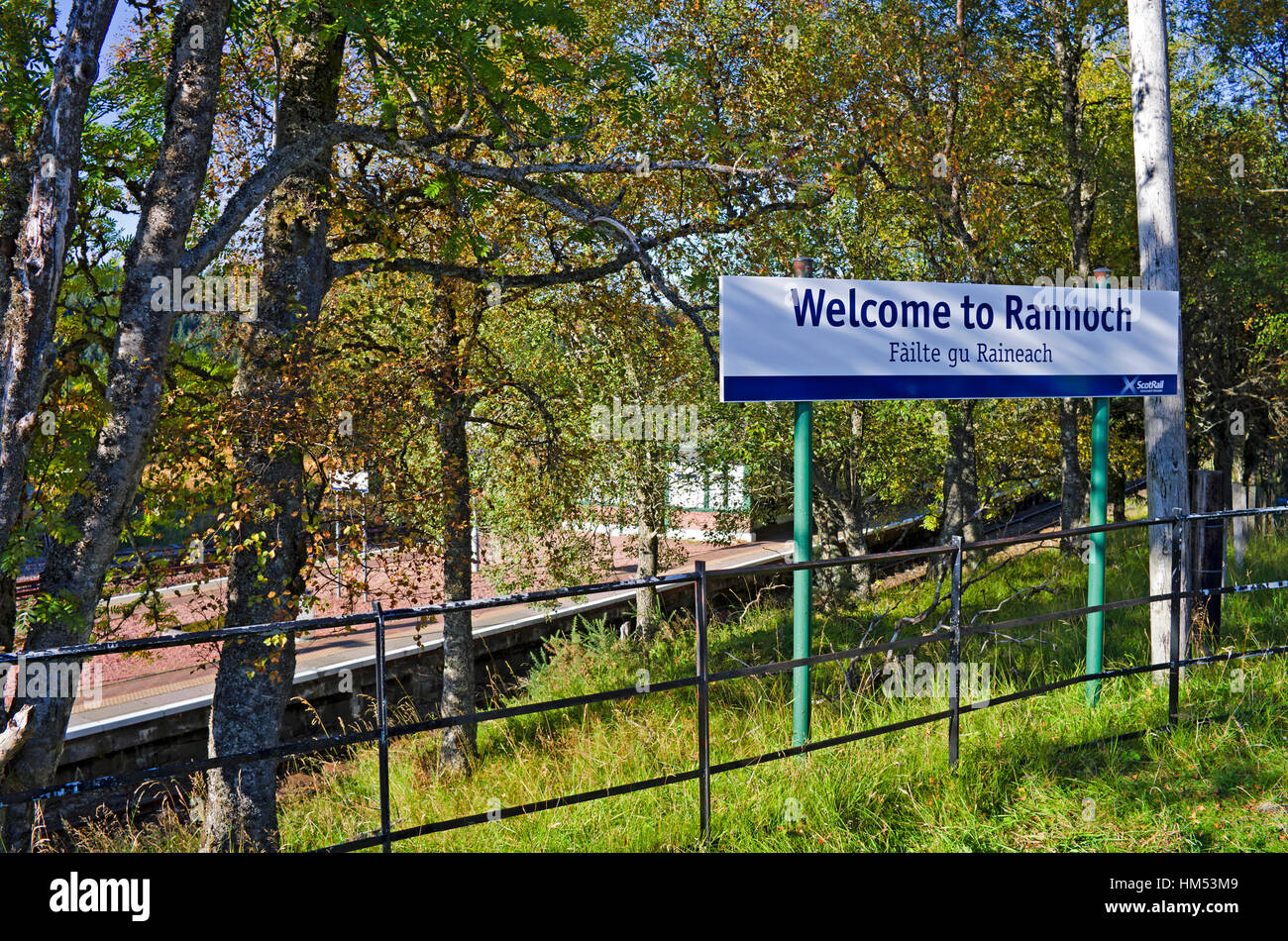 Scotrail panneau de bienvenue en anglais et en gaélique en dehors de Rannoch Railway Station, automne, Perthshire, Écosse, Scotland UK Banque D'Images