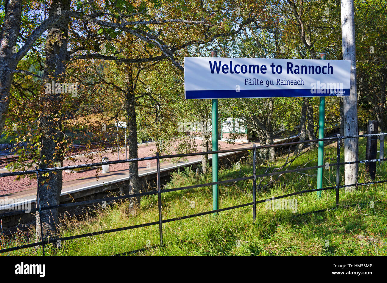 Scotrail panneau de bienvenue en anglais et en gaélique en dehors de Rannoch Railway Station, automne, Perthshire, Écosse, Scotland UK Banque D'Images