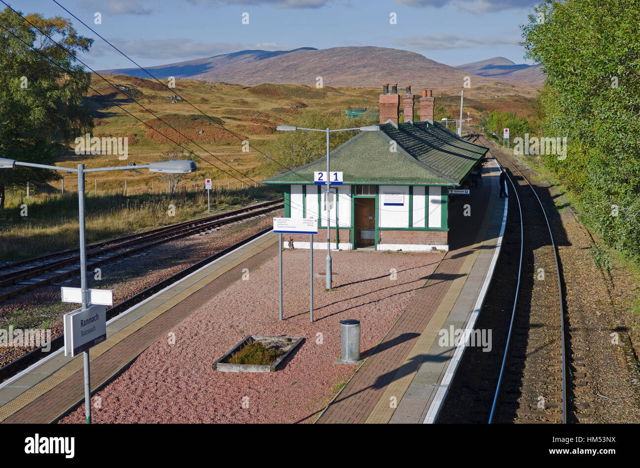 Regardant vers le bas sur les plates-formes à Rannoch Railway Station, sur le bord de Rannoch Moor, sur une journée ensoleillée d'automne, de Highland Perthshire, Écosse, Royaume-Uni Banque D'Images