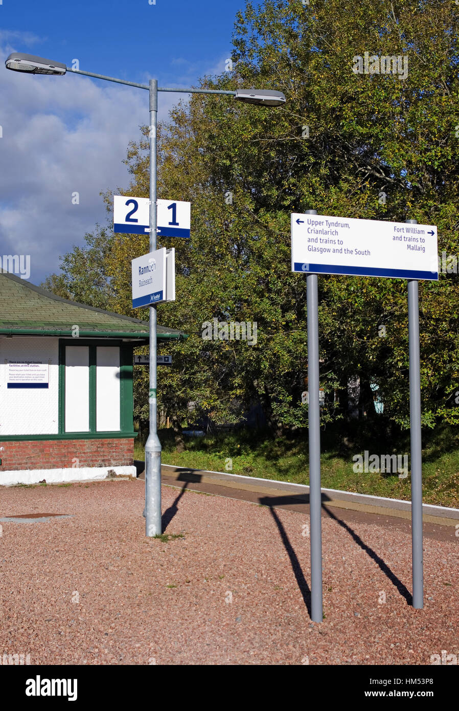 Des panneaux d'information indiquant les numéros de plate-forme et le train destinations, sur la plate-forme à Rannoch Station, Perthshire, Écosse, Scotland UK Banque D'Images