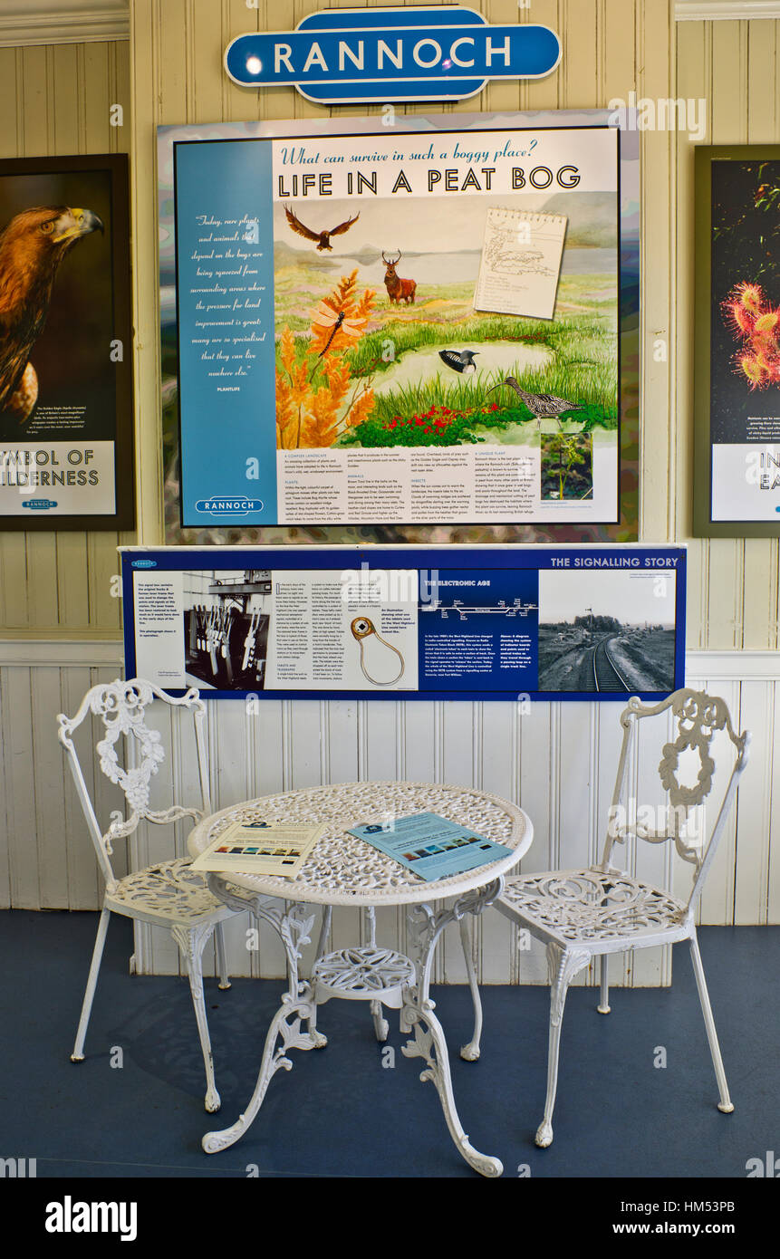 La salle d'attente à la gare de Rannoch, Highland Perthshire, afficher des mentions d'information sur l'histoire et la géologie de la région. Banque D'Images