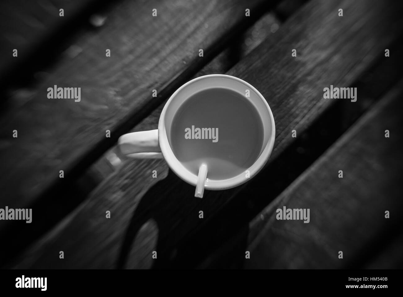 Café non fini sur une table en bois dans un café en plein air Banque D'Images