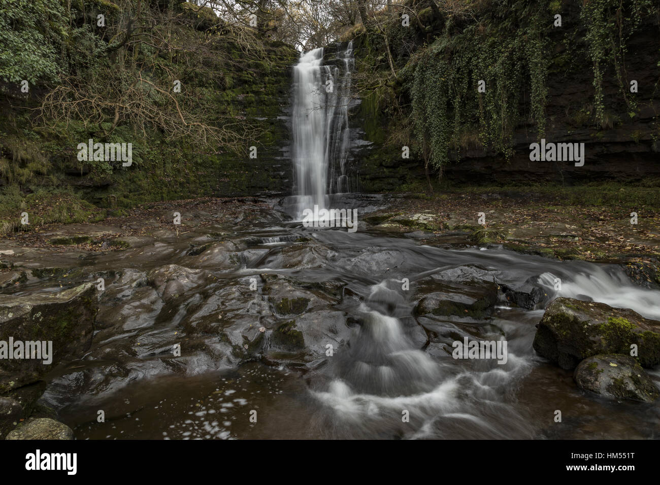 L'une des chutes d'établissement Blaen y Glyn, sur la rivière, Caerfanell (affluent de l'Usk), Brecon Beacons. Banque D'Images