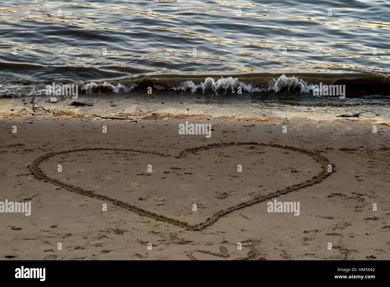 Forme de coeur dessiné dans le sable sur une plage. Londres, Grande-Bretagne Banque D'Images
