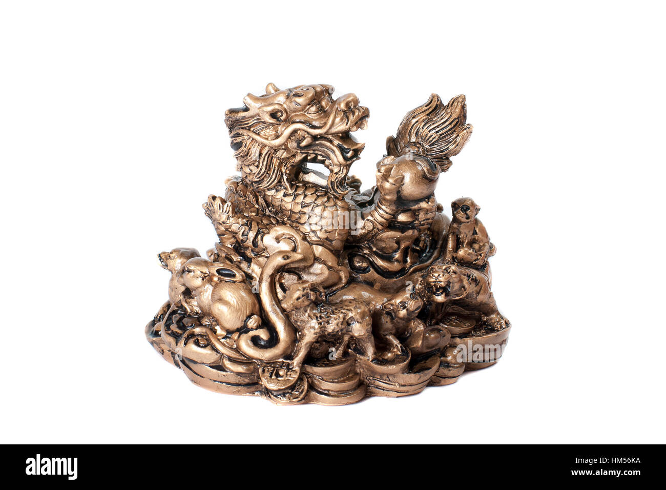 Dragon de bronze isolé sur fond blanc. Banque D'Images
