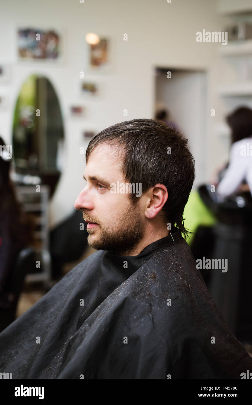 Jeune homme à la coiffure, l'obtention d'une nouvelle coupe. Banque D'Images