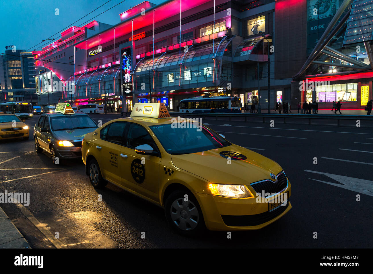 Moscou, Russie - Février 21,2016. Yandex taxi devant le commerce européen complexe de Banque D'Images